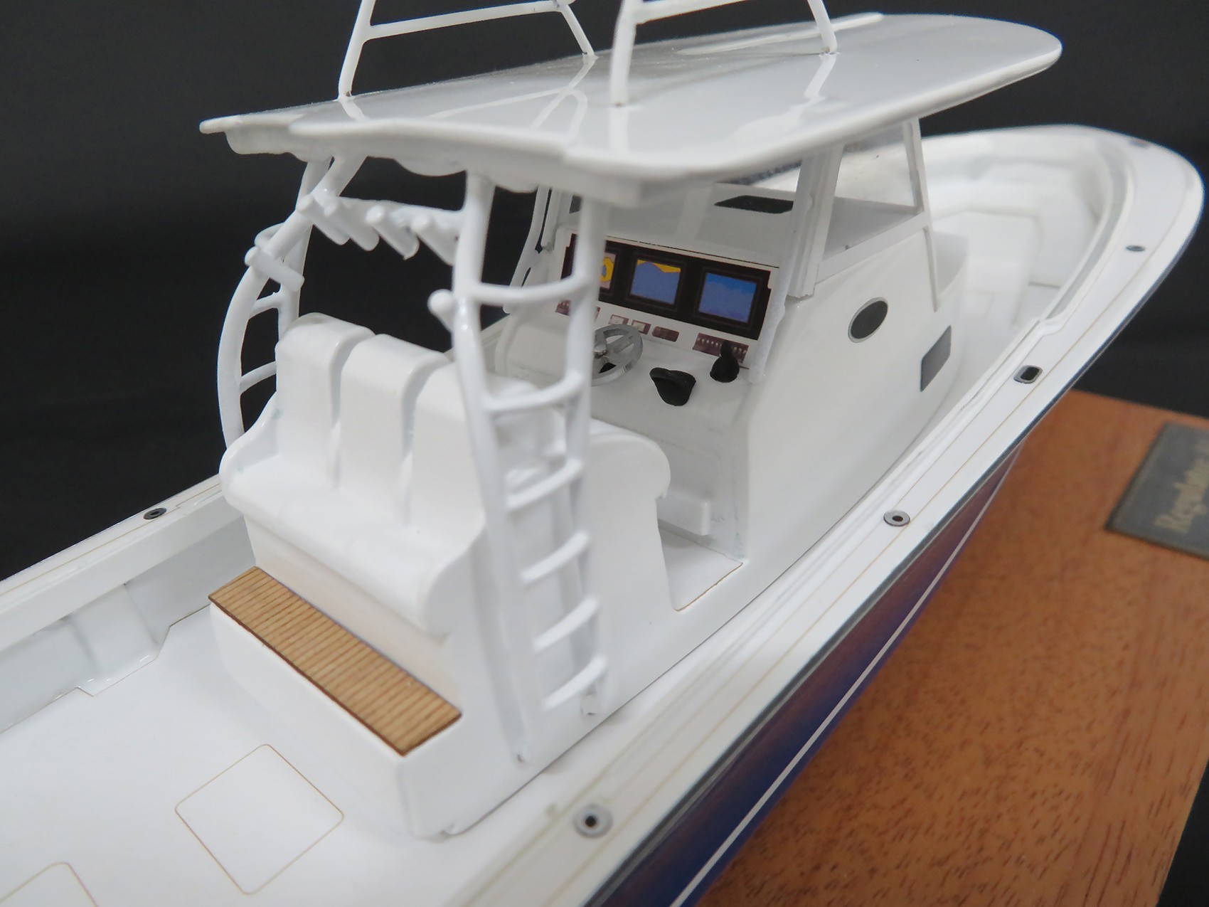 Custom Desk Models - Regulator Marine - Regulator 41 desk model - Abordage
