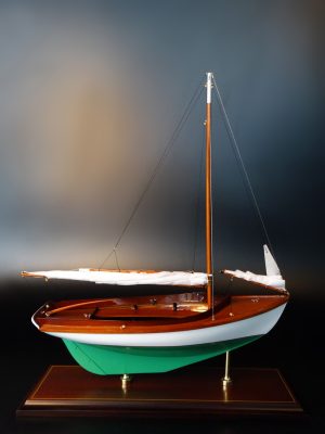 Classic Yachts - - Herreshoff 12 1/2 1914 - Abordage