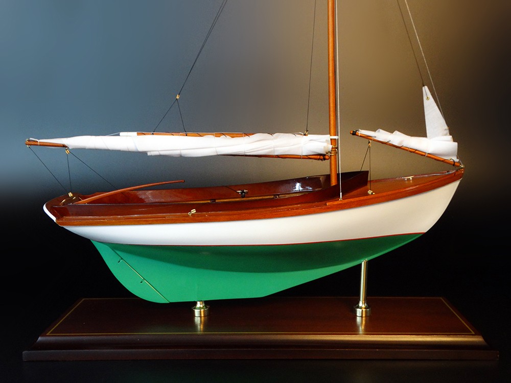 Classic Yachts - - Herreshoff 12 1/2 1914 - Abordage