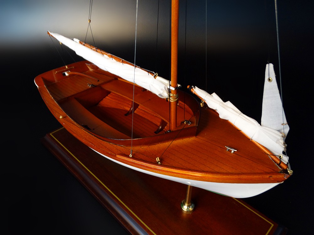 Classic Yachts - - Herreshoff 12 1/2 1914 - Abordage