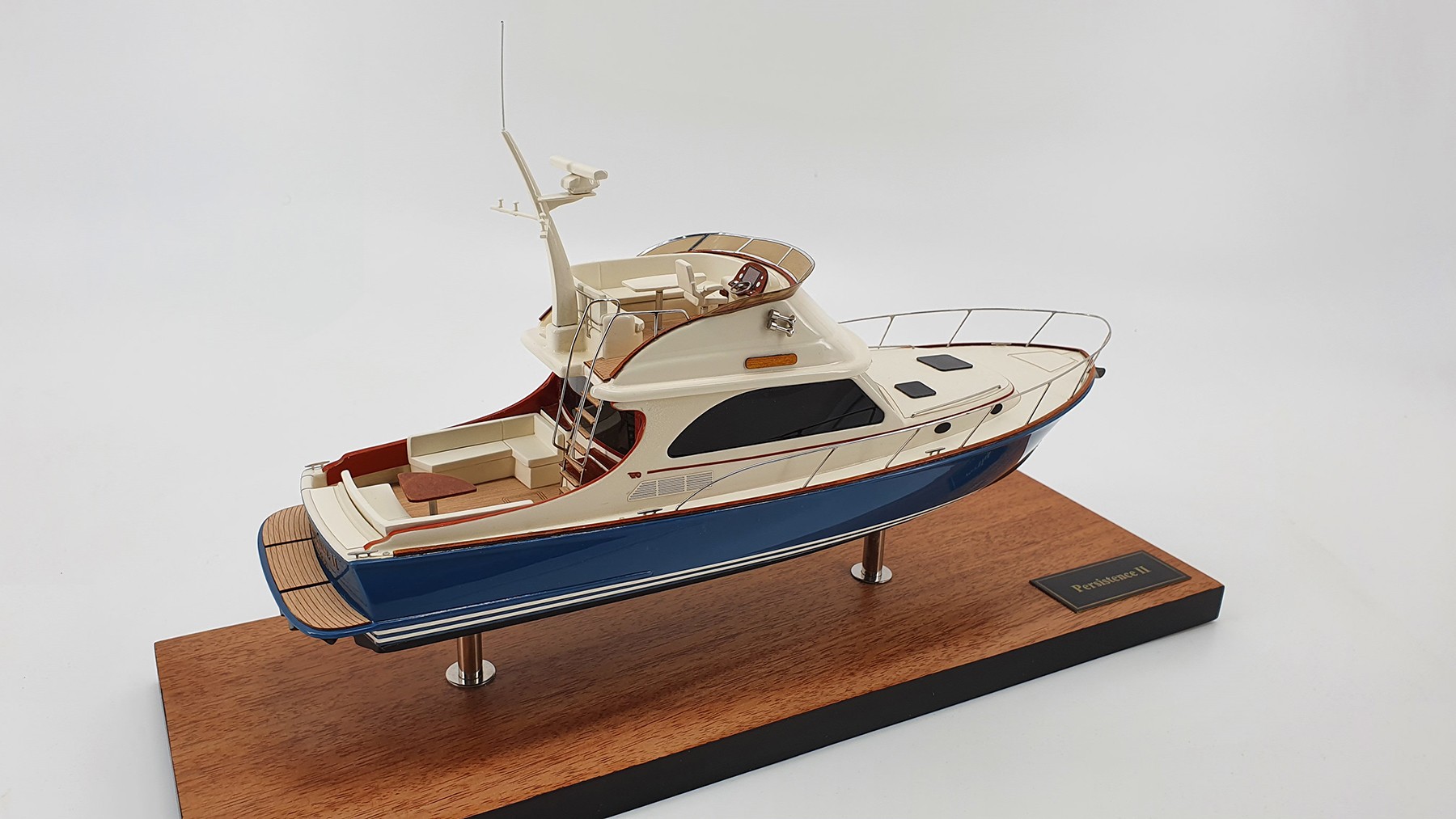 Custom Models - Hinckley - Hinckley Talaria 43 desk model - Abordage