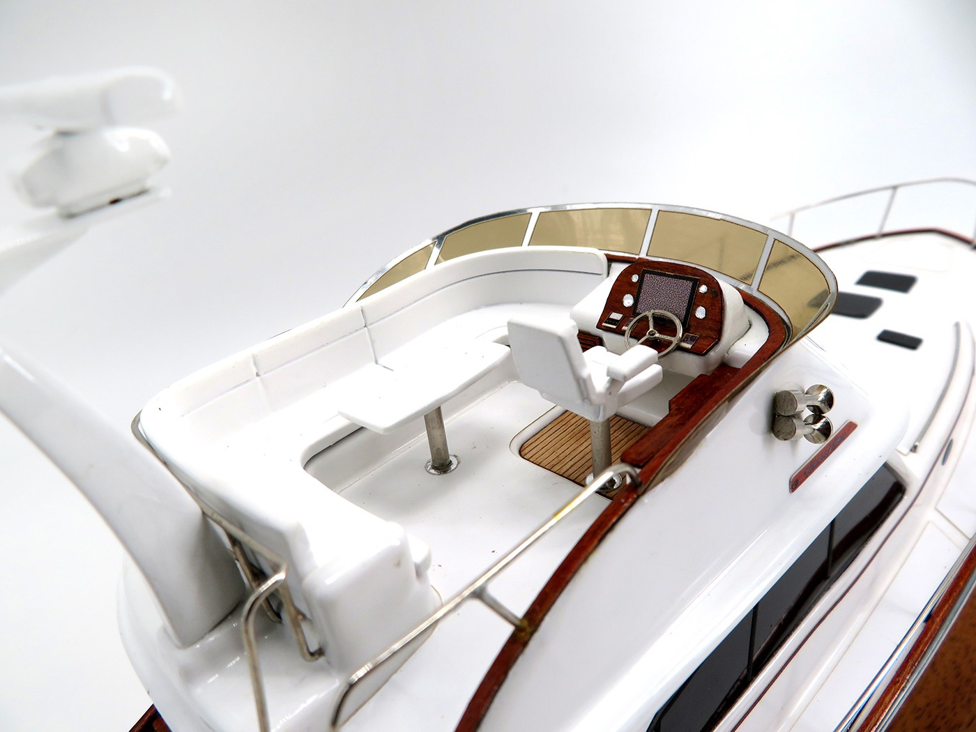 Custom Models - Hinckley - Hinckley Talaria 48 FB desk model - Abordage