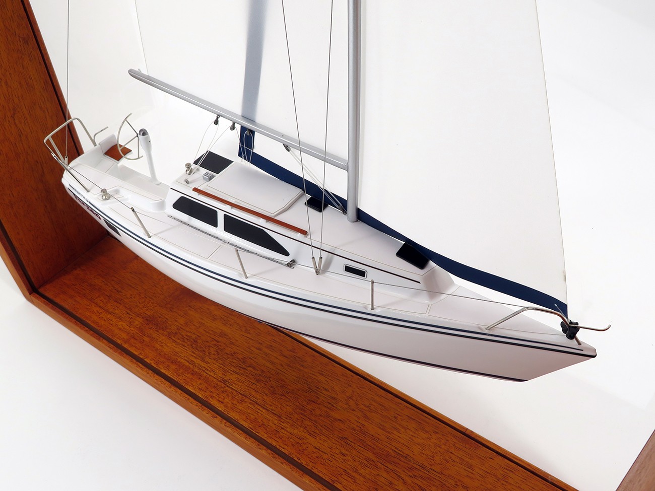 Custom Half Models - - Hunter 27 framed half model - Abordage