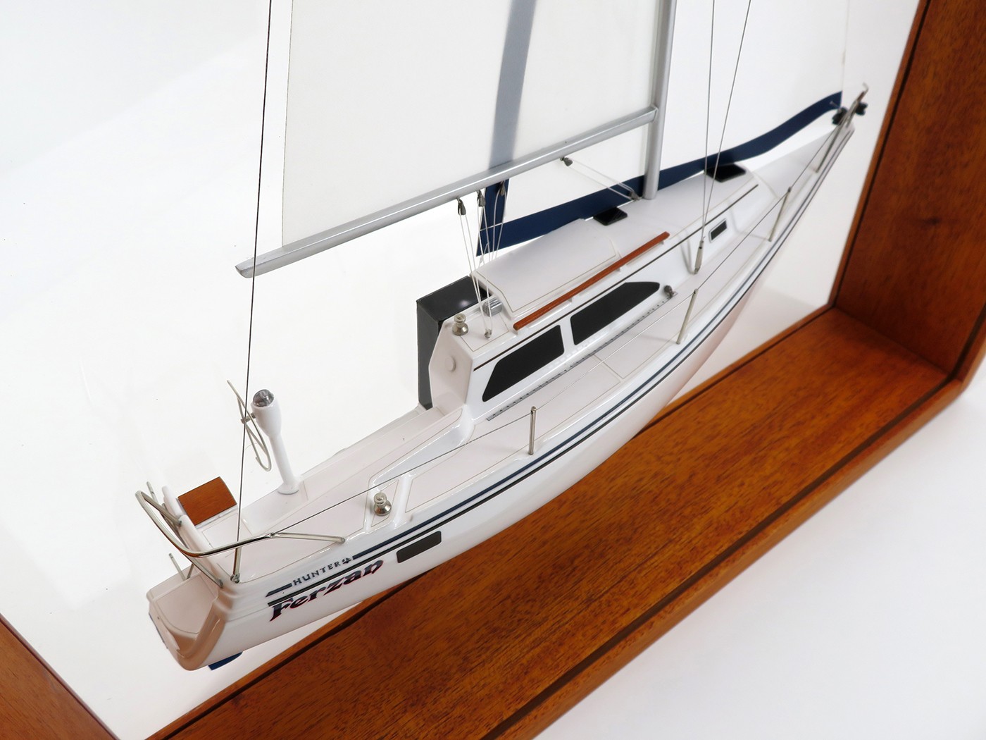 Custom Half Models - - Hunter 27 framed half model - Abordage