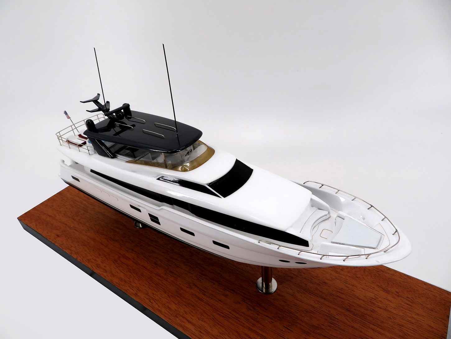 Custom Desk Models - Hatteras - Hatteras 105 RPH custom desk model - Abordage