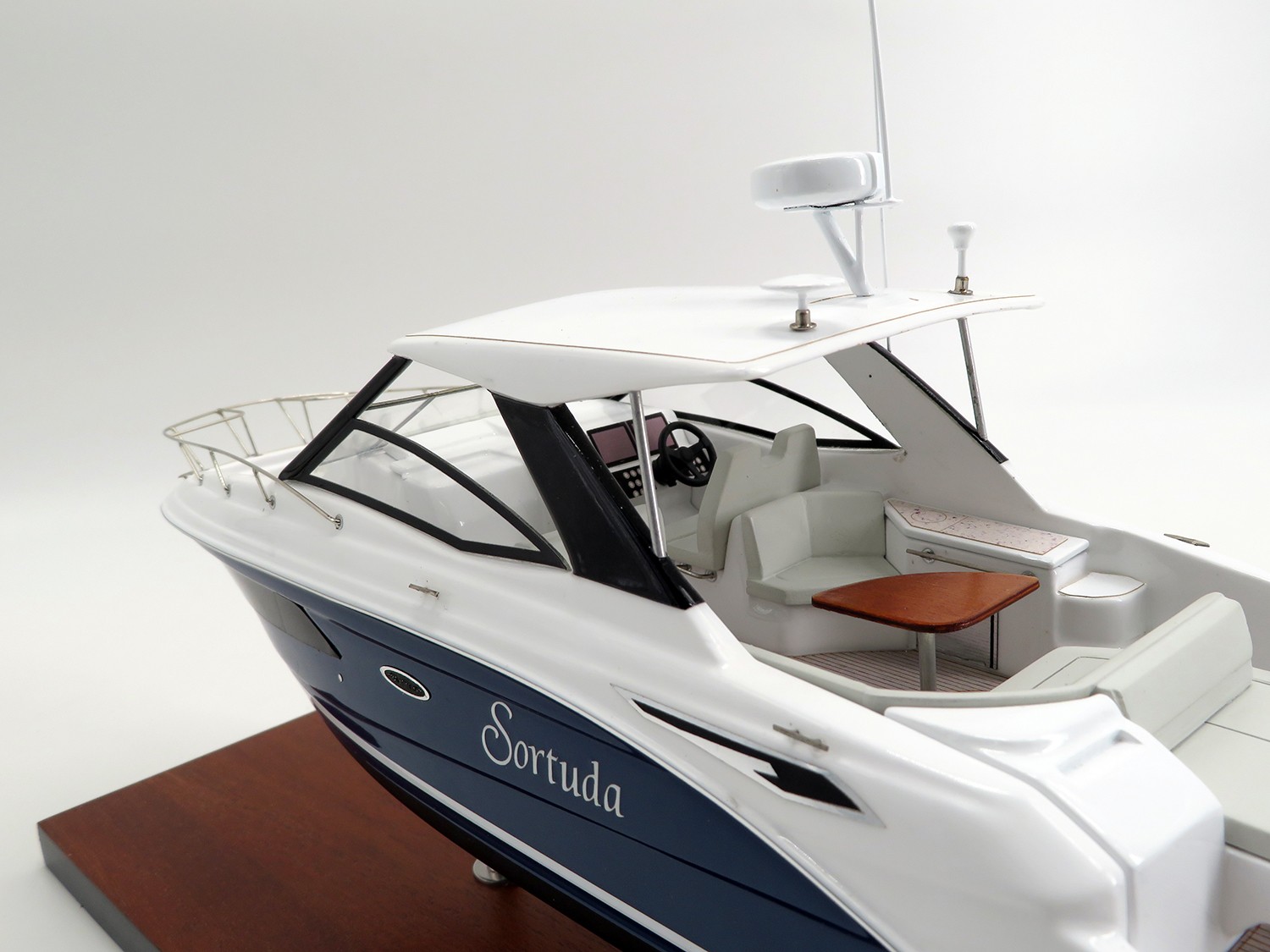 Custom Desk Models - Sea Ray - Sea Ray 320 Sundancer 2020 custom desk model - Abordage