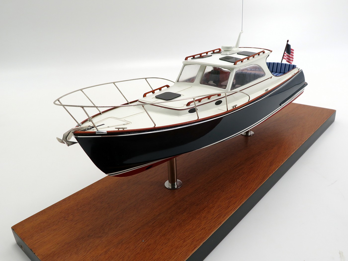 Custom Desk Models - Hinckley - Hinckley PicNic 36 custom desk model - Abordage