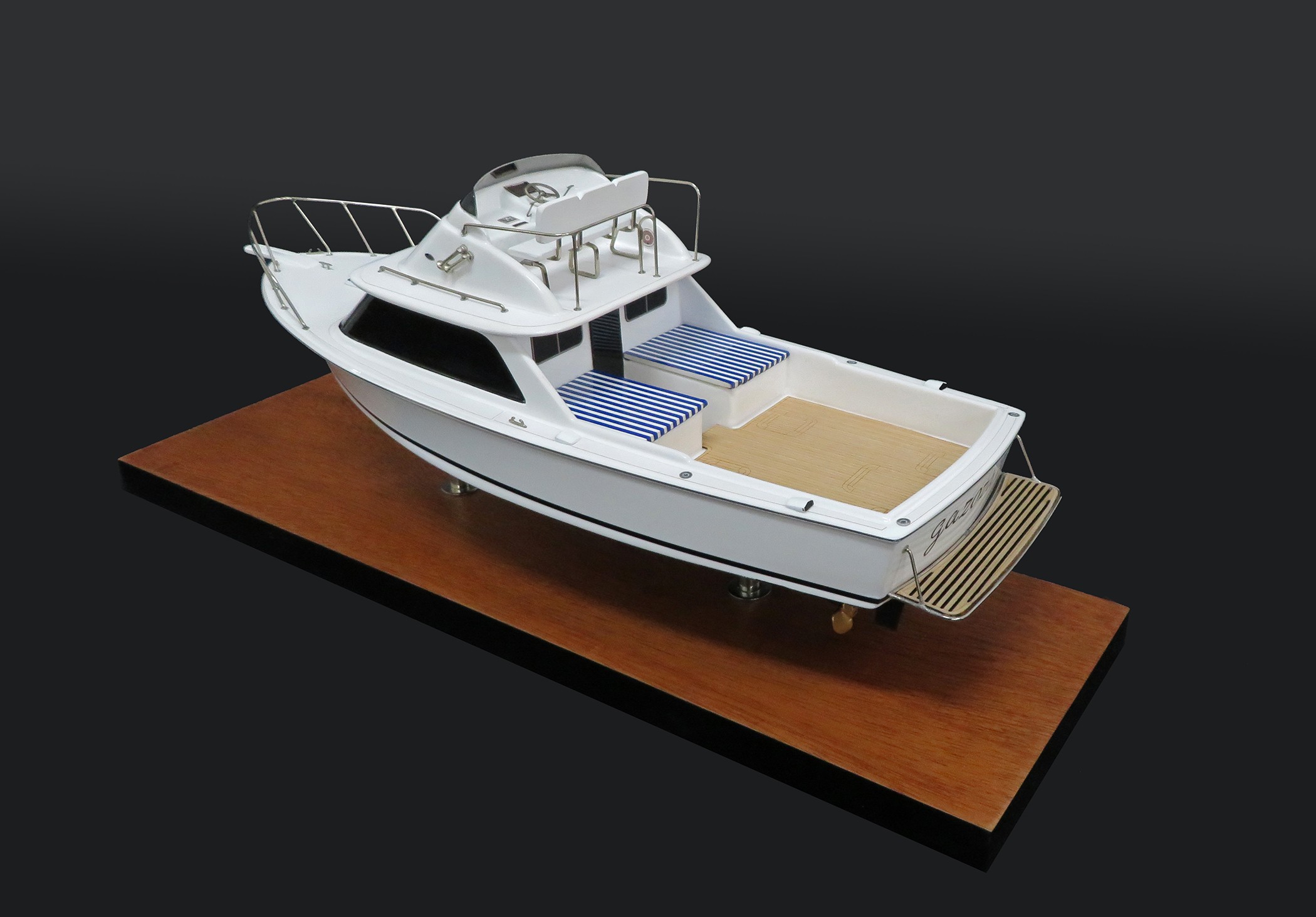 Custom Desk Models - Bertram - Bertram 31 desk model - Abordage