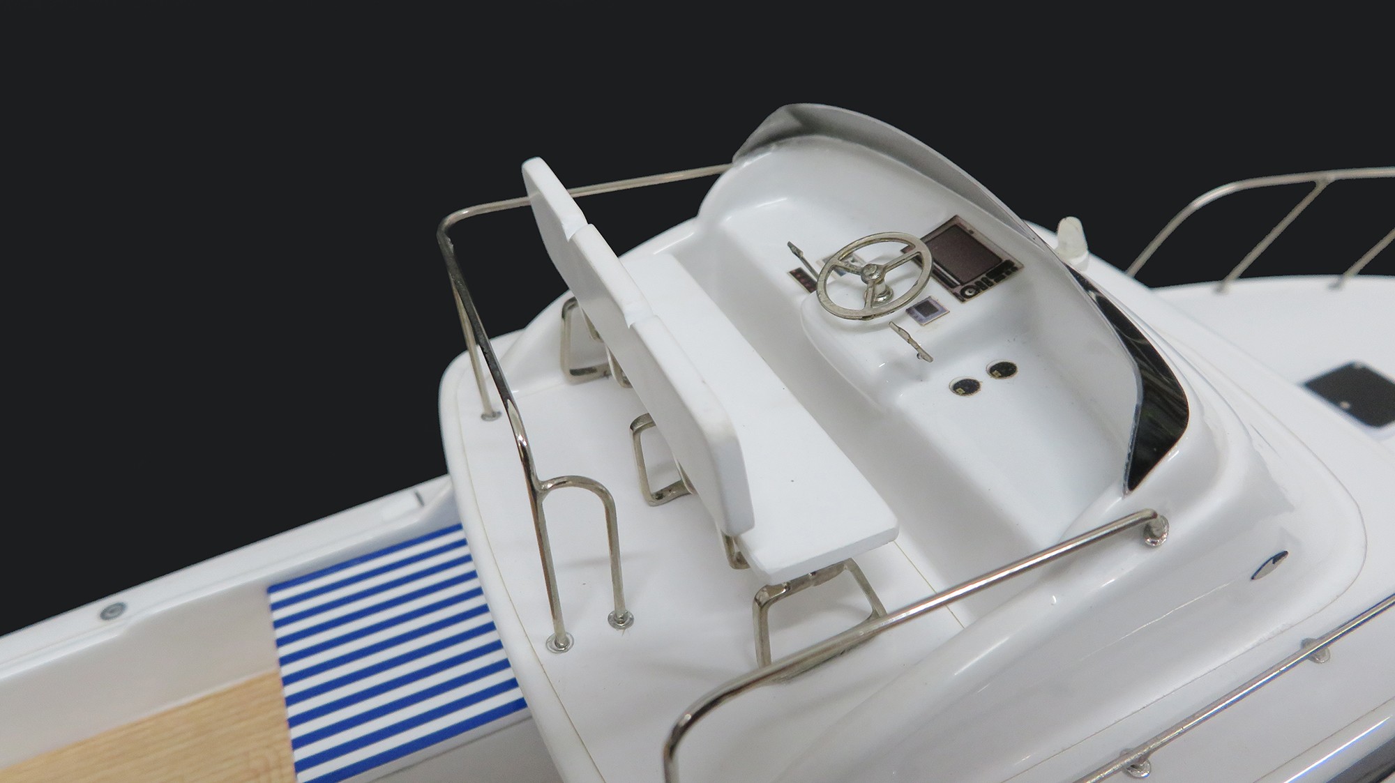 Custom Desk Models - Bertram - Bertram 31 desk model - Abordage