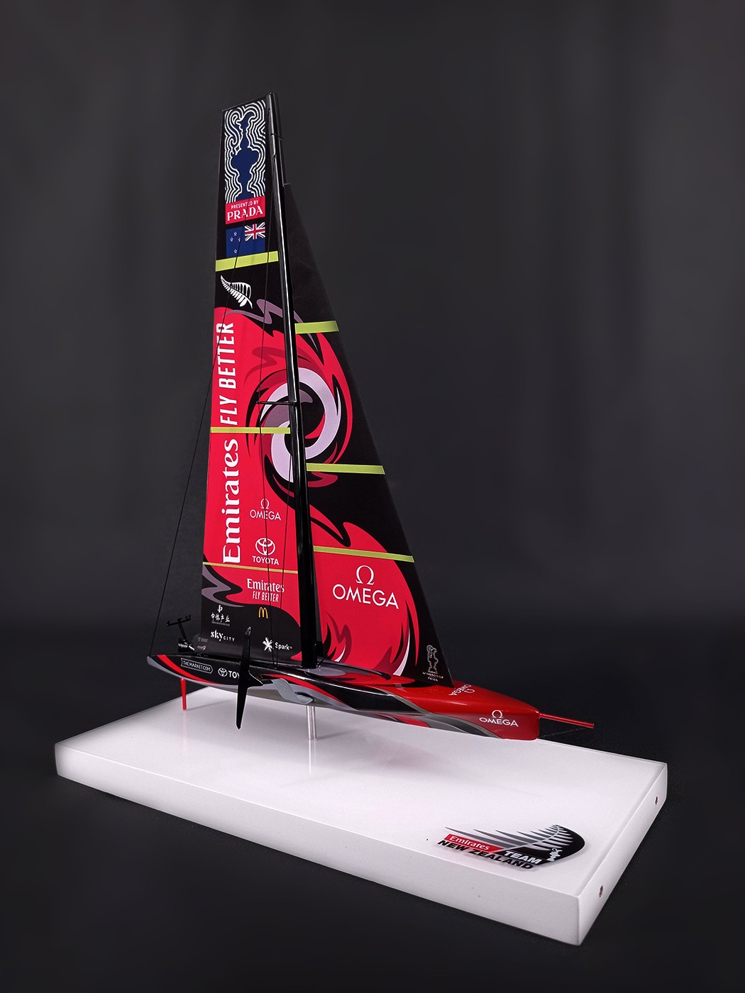 Desk Models - - AC 75 Te Rehutai Emirates Team New Zealand desk model 2021 MN-A101 - Abordage