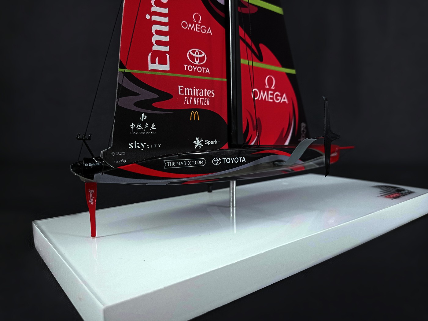 Desk Models - - AC 75 Te Rehutai Emirates Team New Zealand desk model 2021 MN-A101 - Abordage