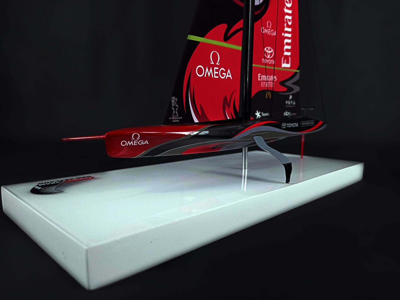 Desk Models - - AC 75 Te Rehutai Emirates Team New Zealand desk model 2021 MN-A101 - Abordage