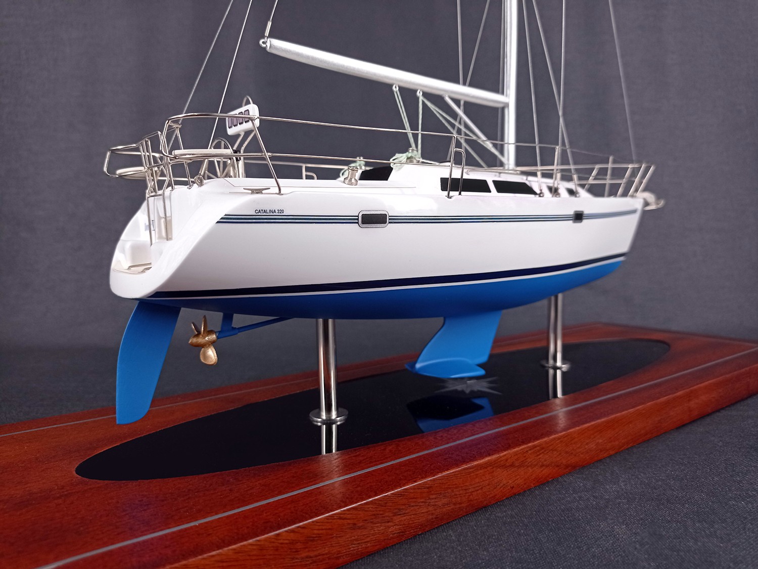 Custom Desk Models - Catalina - Catalina 320 desk model - Abordage