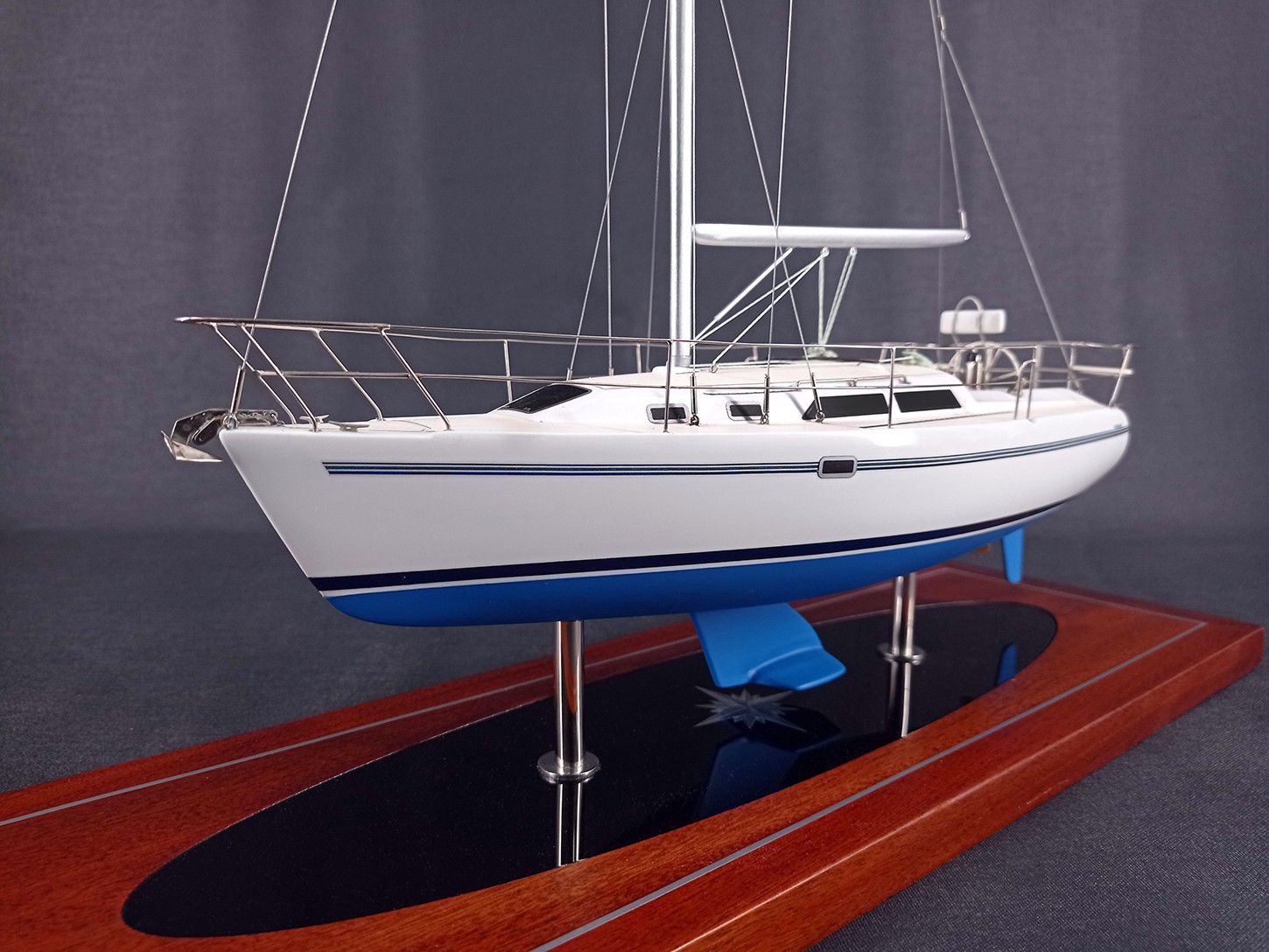 Custom Desk Models - Catalina - Catalina 320 desk model - Abordage