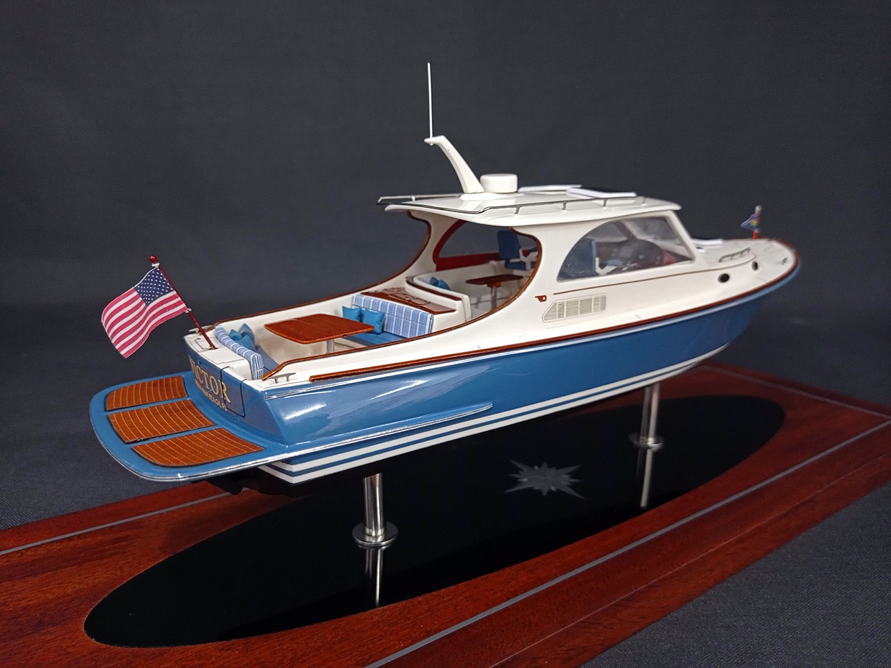Custom Desk Models - Hinckley - Hinckley Picnic 40 custom desk model - Abordage
