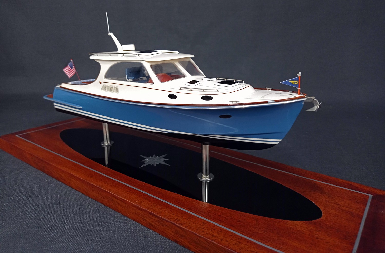 Custom Desk Models - Hinckley - Hinckley Picnic 40 custom desk model - Abordage