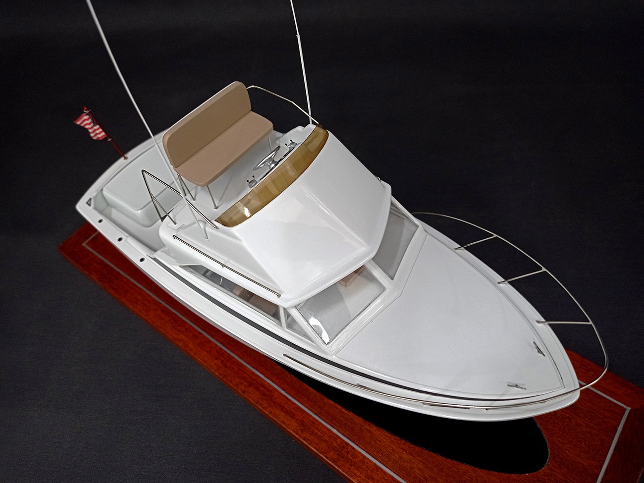 Custom Desk Models - Bertram - Bertram 26 Flybridge custom desk model - Abordage