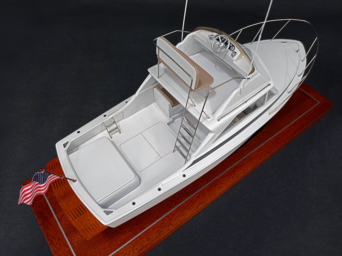 Custom Desk Models - Bertram - Bertram 26 Flybridge custom desk model - Abordage