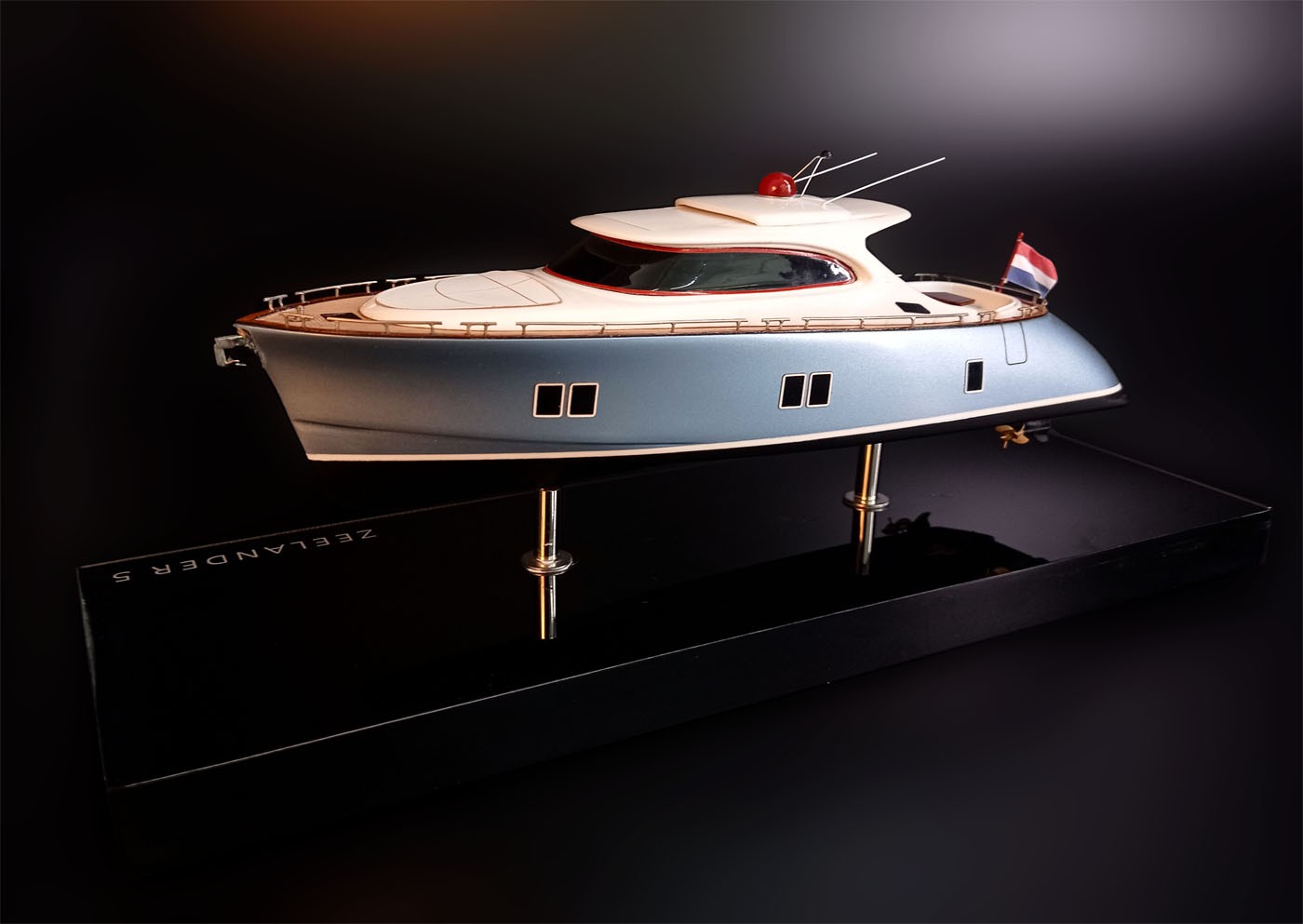 Custom Desk Models - Zeelander - Zeelander Z5 of 50 ft desk model - Abordage