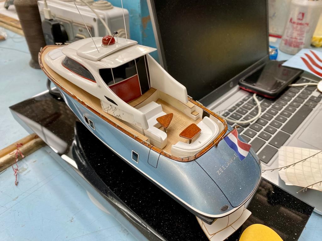 Custom Desk Models - Zeelander - Zeelander Z5 of 50 ft desk model - Abordage