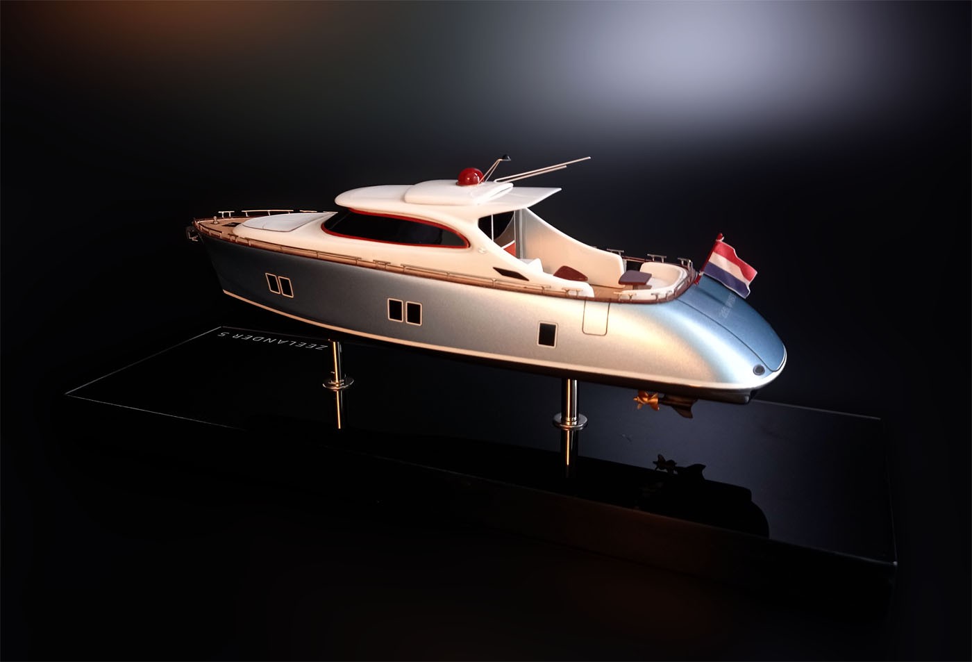Custom Desk Models - Zeelander - Zeelander Z5 of 50 ft desk model - Abordage
