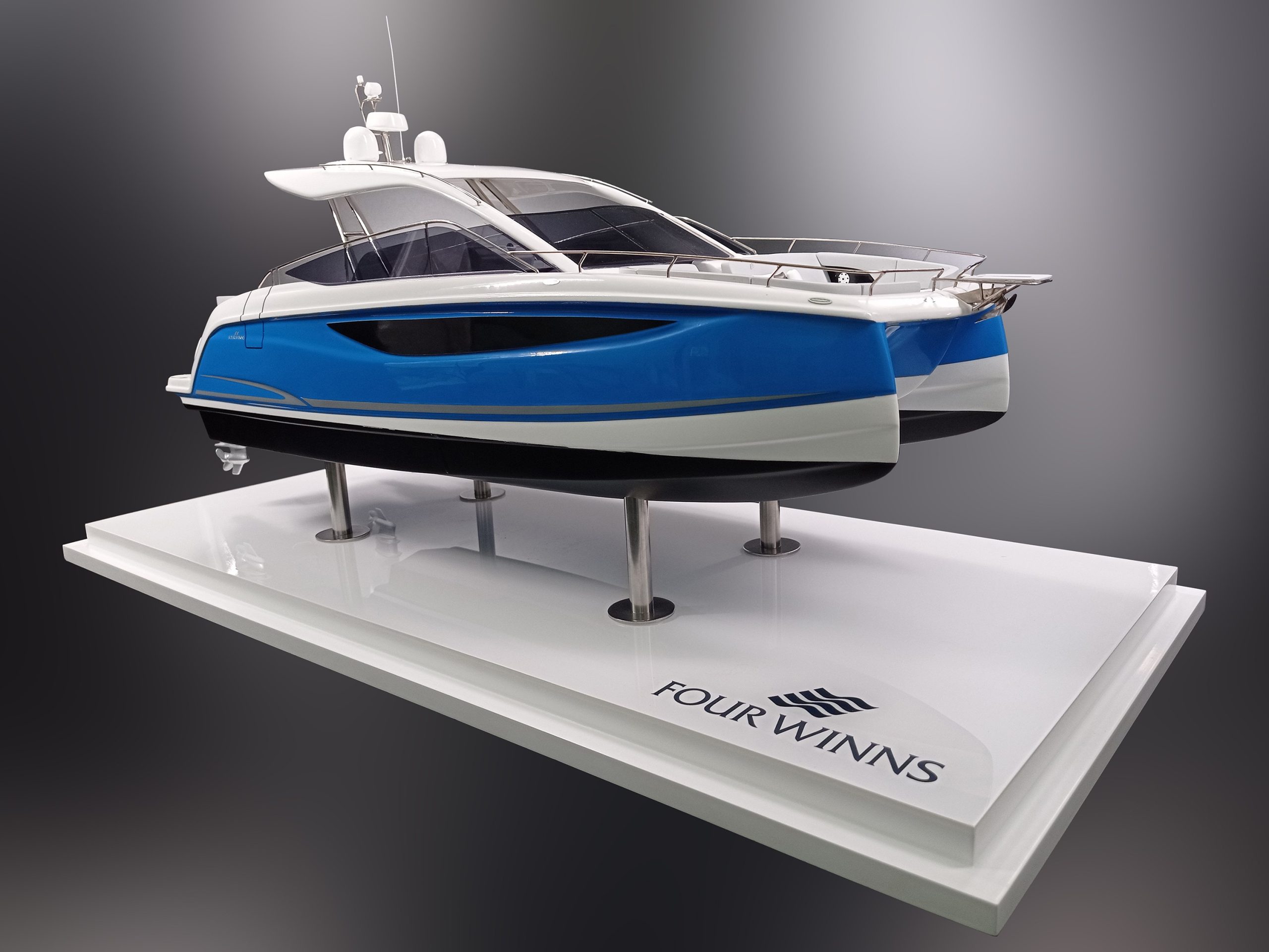 Custom Models - FOUR WINNS - Four Winns TH36 PowerCat - Abordage