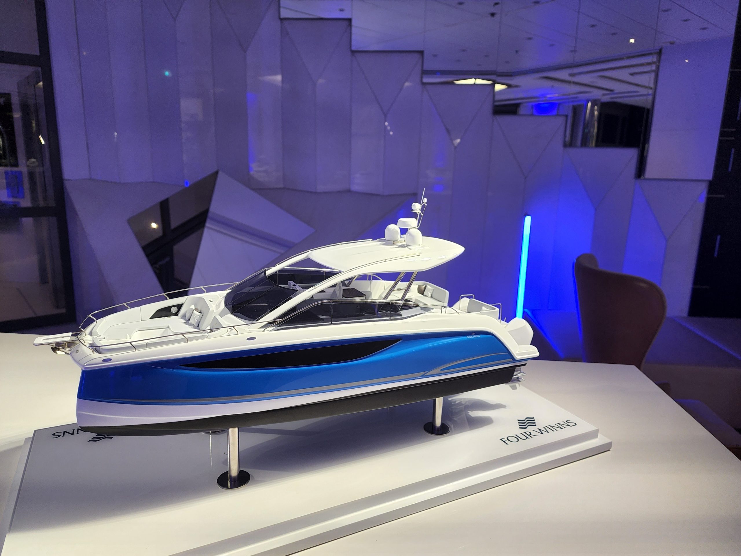 Custom Models - FOUR WINNS - Four Winns TH36 PowerCat - Abordage