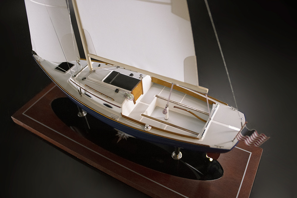 Alerion Express 28 desk model replica