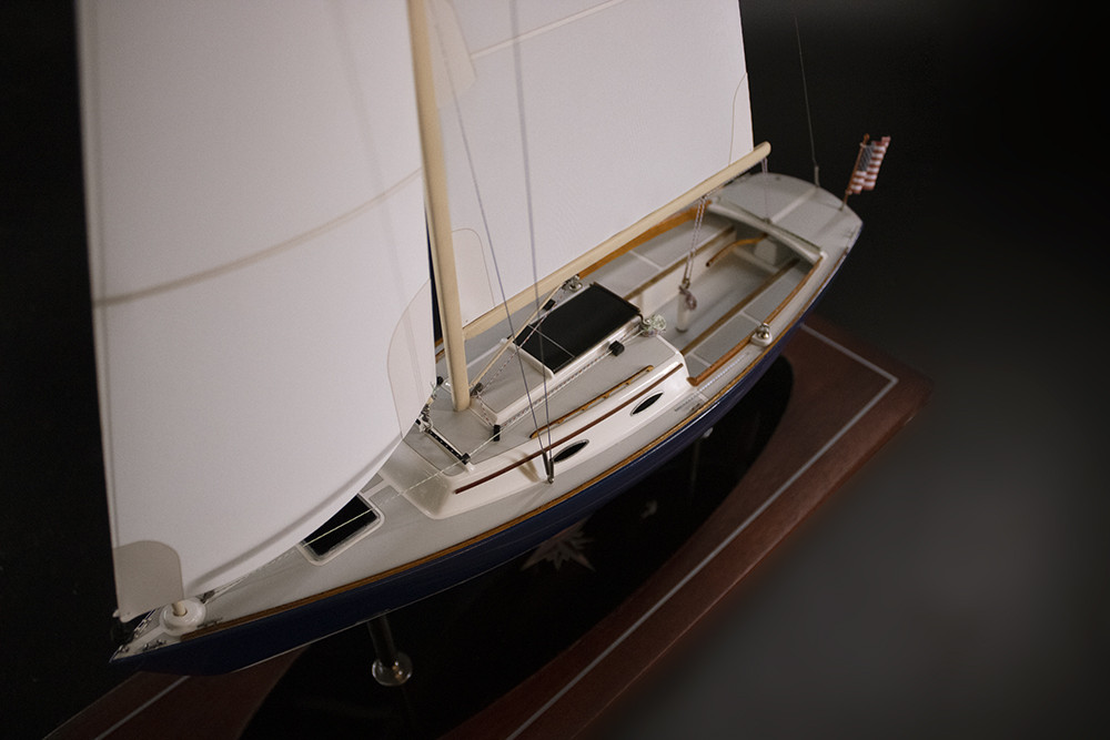 Alerion Express 28 desk model replica