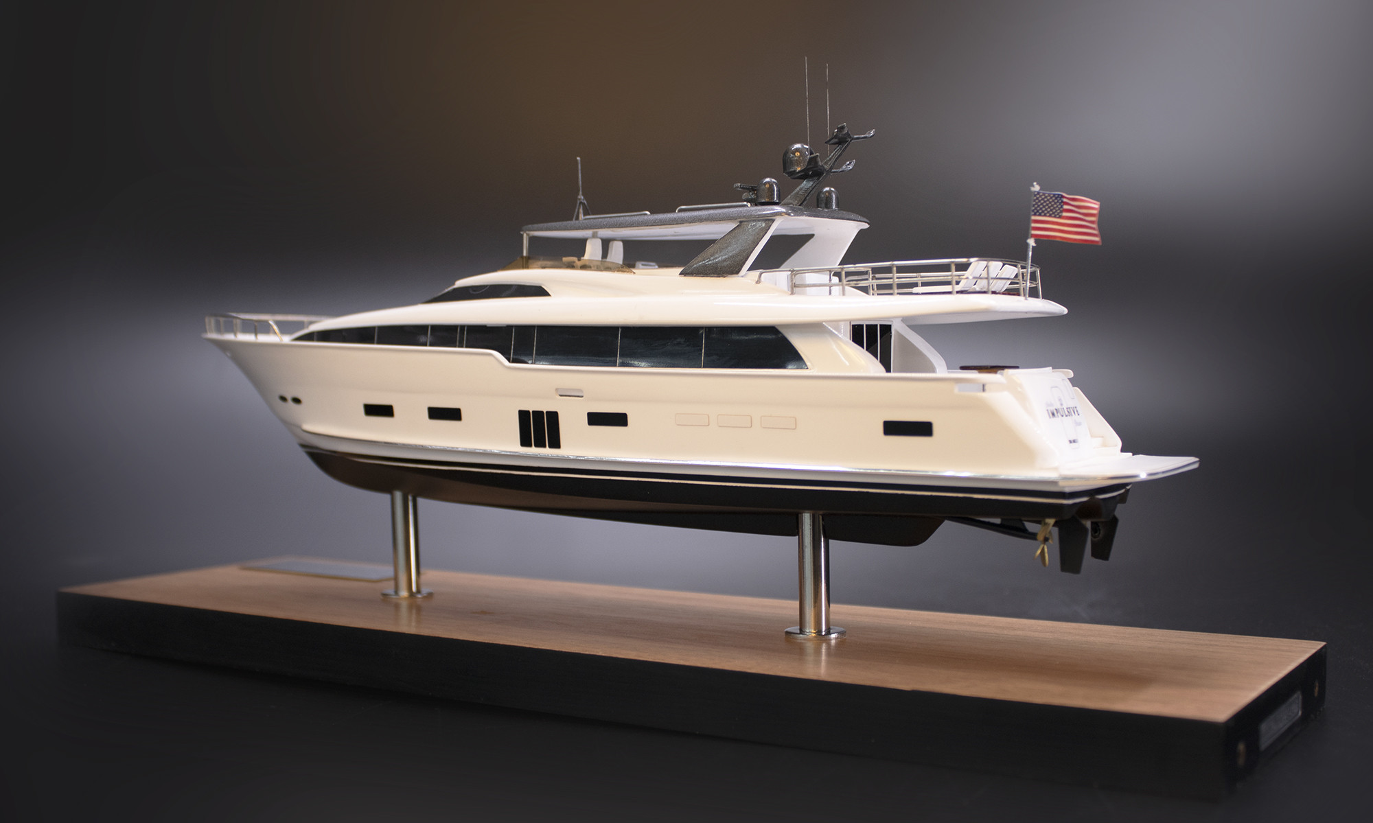 Hatteras 105 desk model