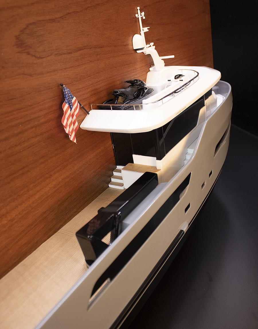 Lynx Yachts AVONTUUR Crossover 27 Yacht custom half model